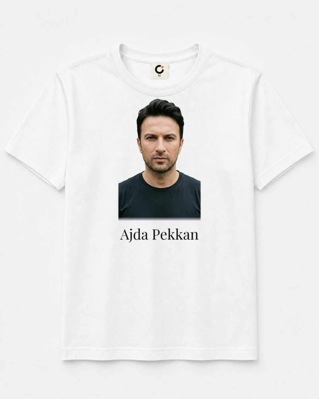 Tarkan yüzü ve Ajda Pekkan yazısı bulunan beyaz tişört